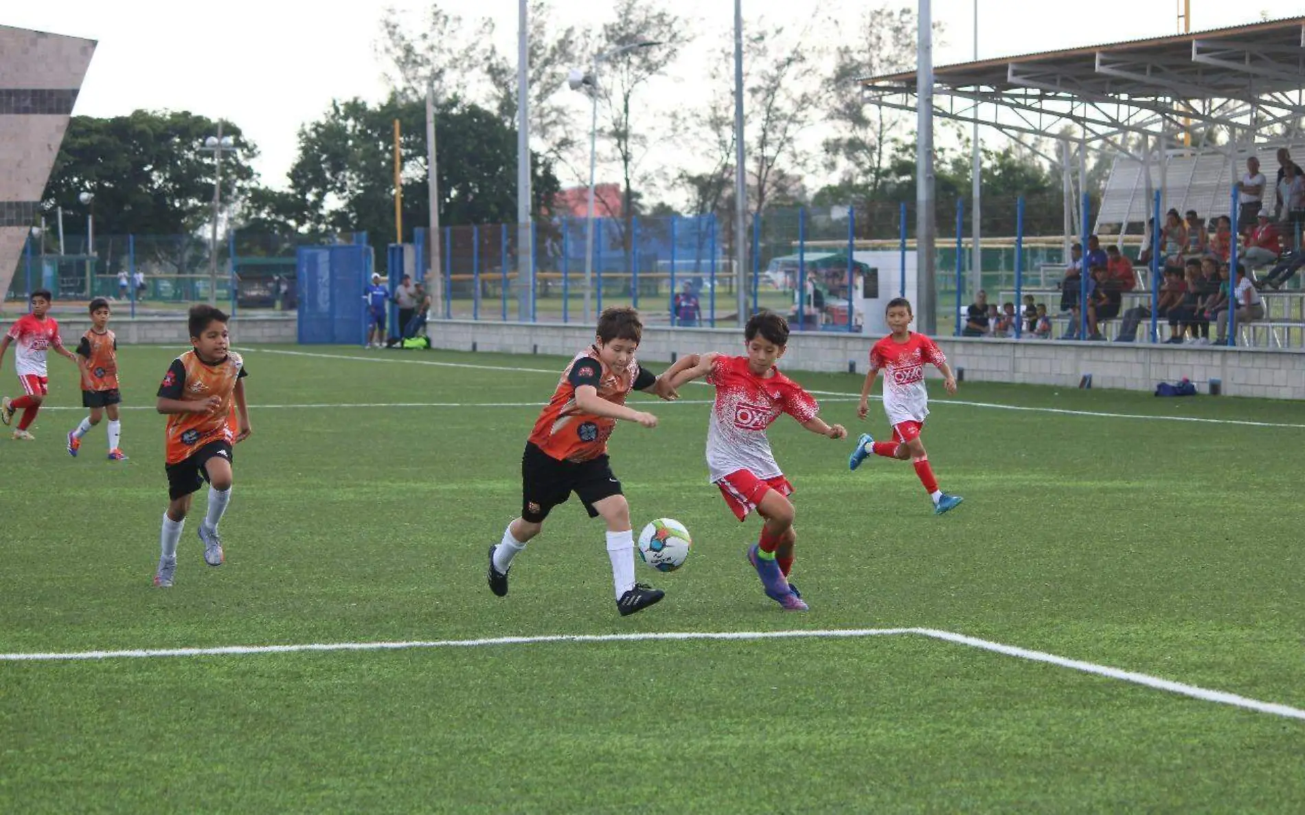 Entre porras, aplausos y muchos nervios entre los participantes arrancaron las acciones del torneo Gustavo Corona